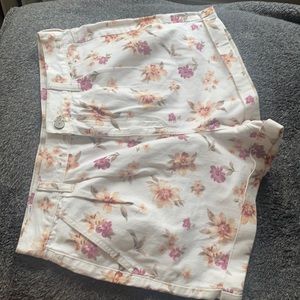 American eagle mom shorts size 12. (Tag was ripped off never used)